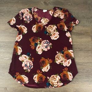 Emberly Women’s V Neck Wine Maroon Floral V Neck Short Sleeve Tee, size medium